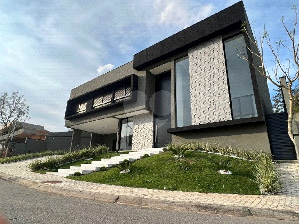 Casa em condomínio 334m²  com 3 suítes + Suíte master e 4 vagas 