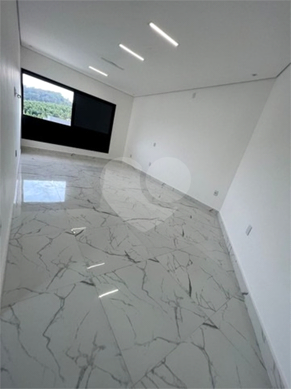 Casa em condomínio 334m²  com 3 suítes + Suíte master e 4 vagas 