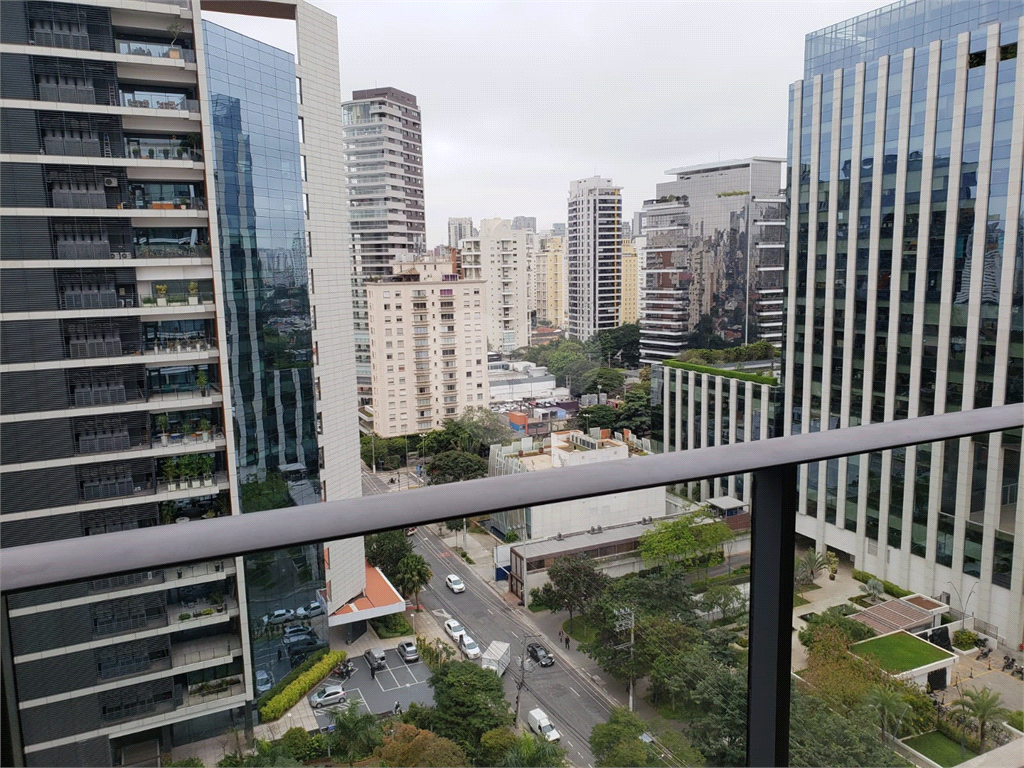 FLAT NA AV. FARIA LIMA