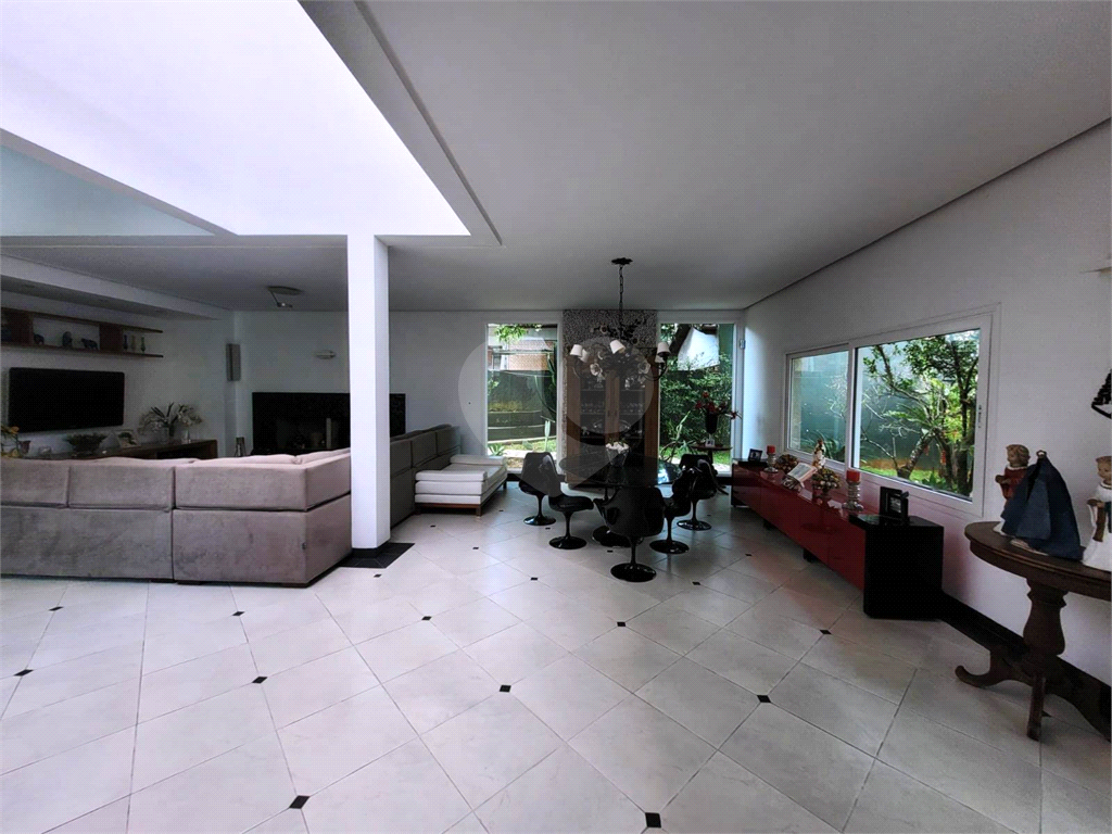 Casa á Venda no Tremembé com 03 Suítes e 8 Vagas por R$ 3.998.000,00