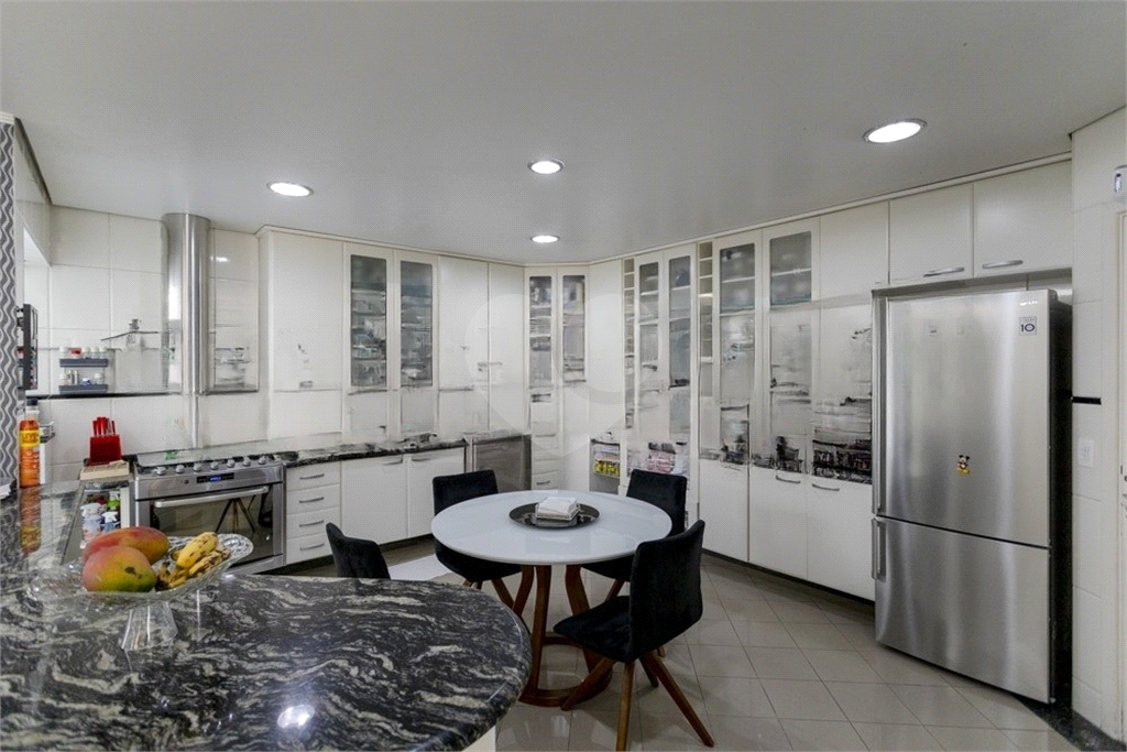 Casa de alto padrão à venda com 4 quartos sendo 3 suítes,