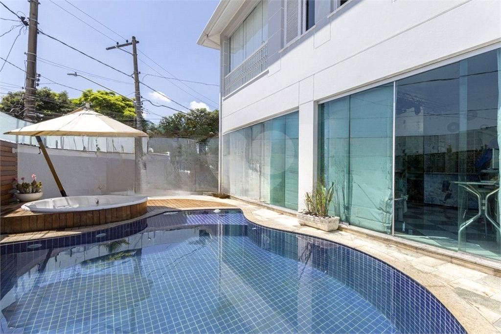 Casa de alto padrão à venda com 4 quartos sendo 3 suítes,