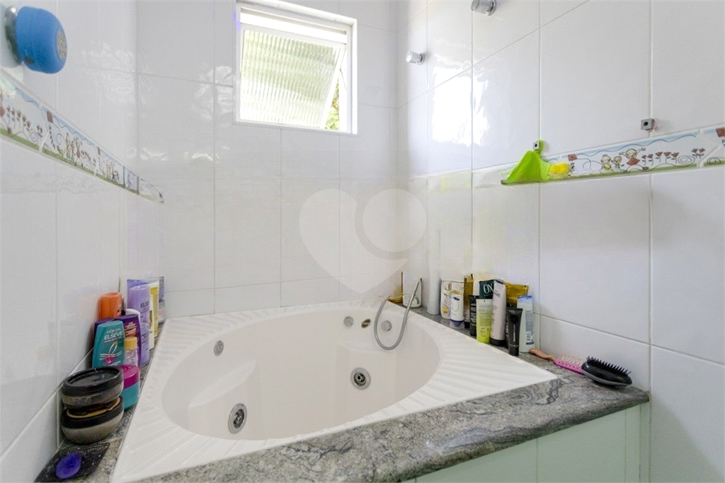 Casa de alto padrão à venda com 4 quartos sendo 3 suítes,