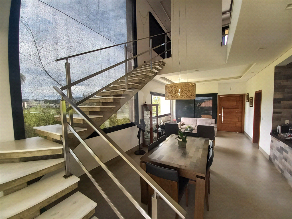 Casa à venda com 3 quartos, 303m² - Foto 1