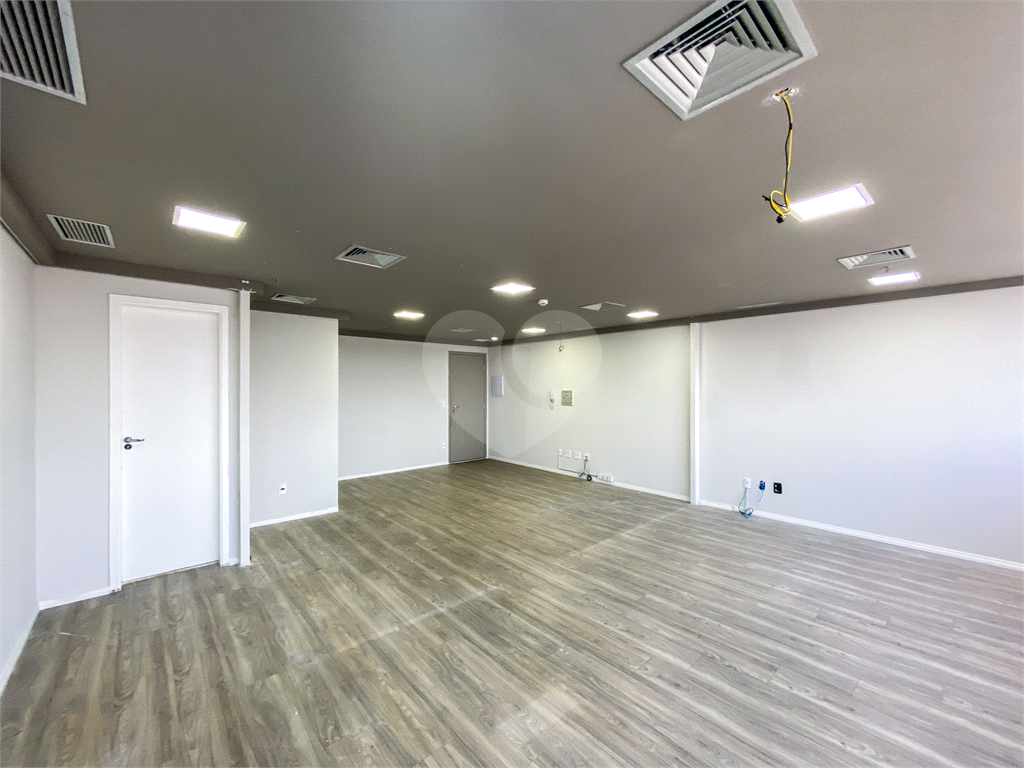 Sala comercial para venda com 50 m, duas vagas, prédio novo em Higienópolis-SP