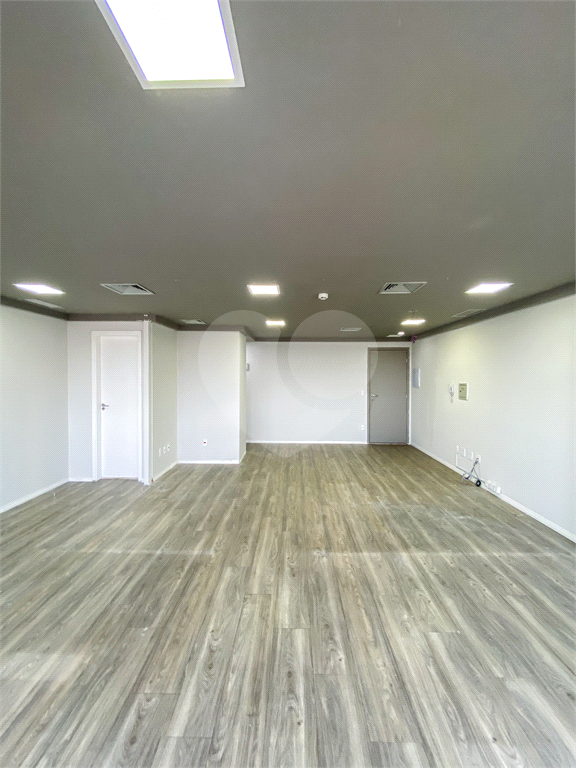 Sala comercial para venda com 50 m, duas vagas, prédio novo em Higienópolis-SP
