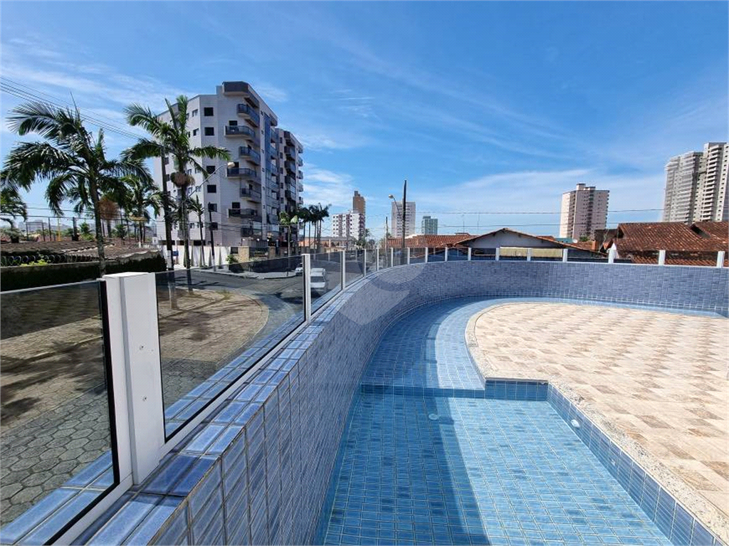 Apartamento à venda na Praia Grande na Vila Caiçara - 2 quartos, piscina e 1 vaga 