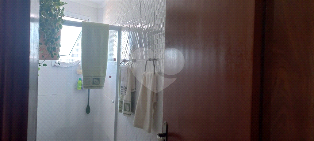 Apartamento à venda na Praia Grande na Vila Caiçara - 2 quartos, piscina e 1 vaga 