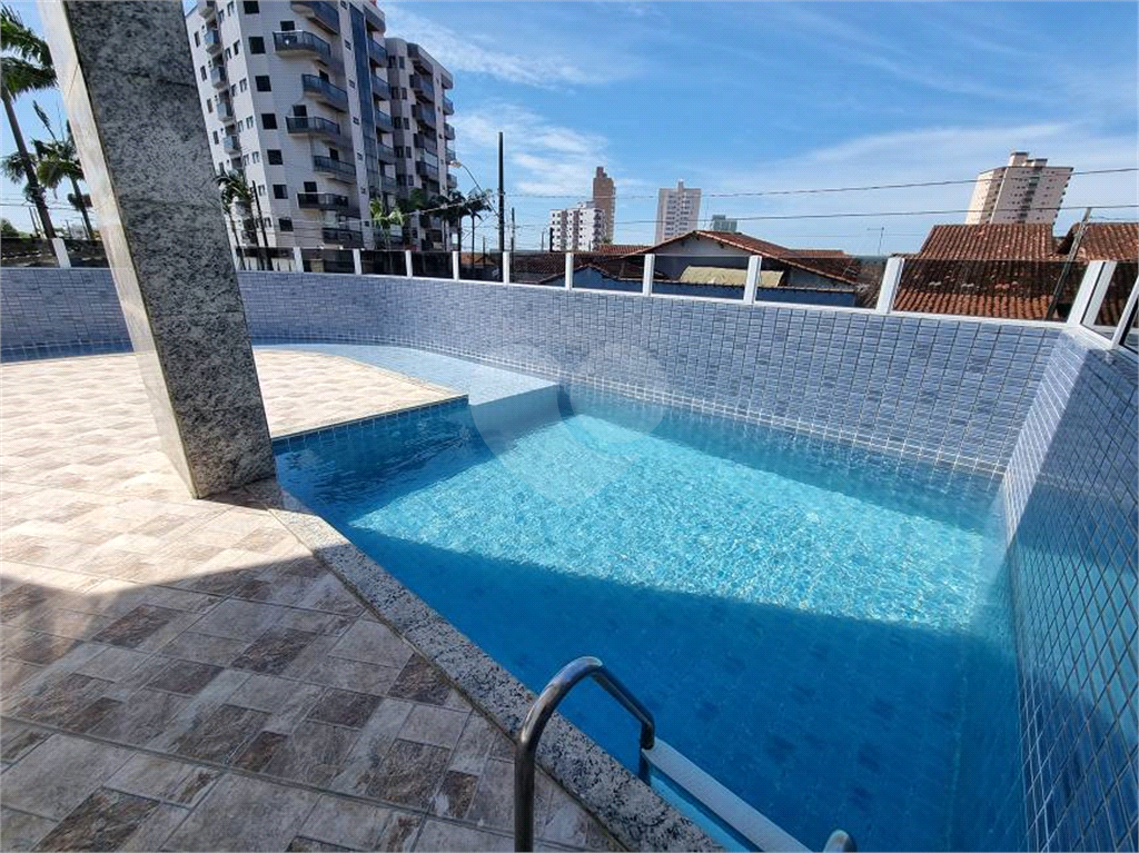 Apartamento à venda na Praia Grande na Vila Caiçara - 2 quartos, piscina e 1 vaga 