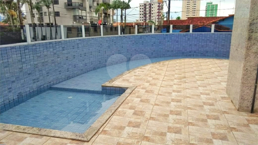 Apartamento à venda na Praia Grande na Vila Caiçara - 2 quartos, piscina e 1 vaga 