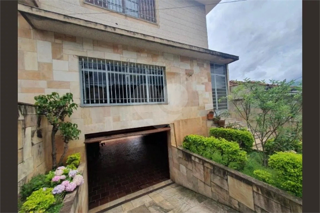 Sobrado com 228 m², 3 dormitórios e 6 vagas