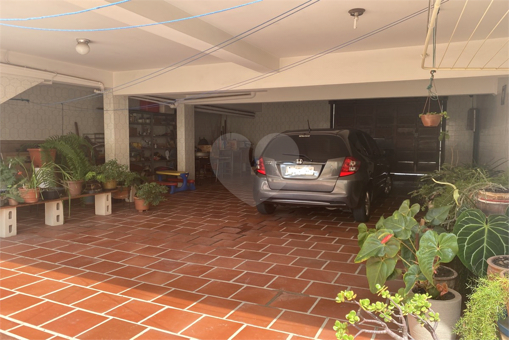 Sobrado com 228 m², 3 dormitórios e 6 vagas