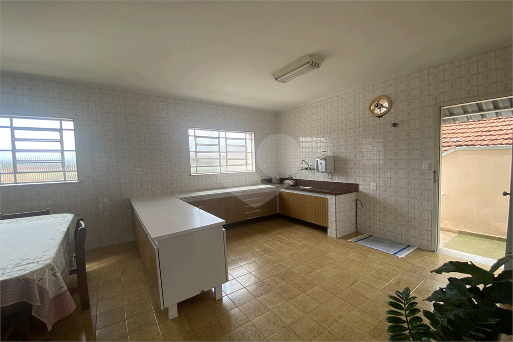 Sobrado com 228 m², 3 dormitórios e 6 vagas