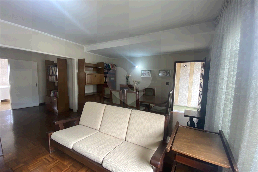 Sobrado com 228 m², 3 dormitórios e 6 vagas