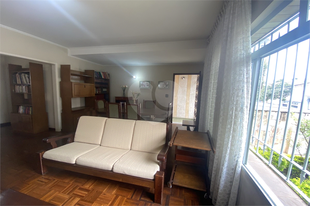 Sobrado com 228 m², 3 dormitórios e 6 vagas