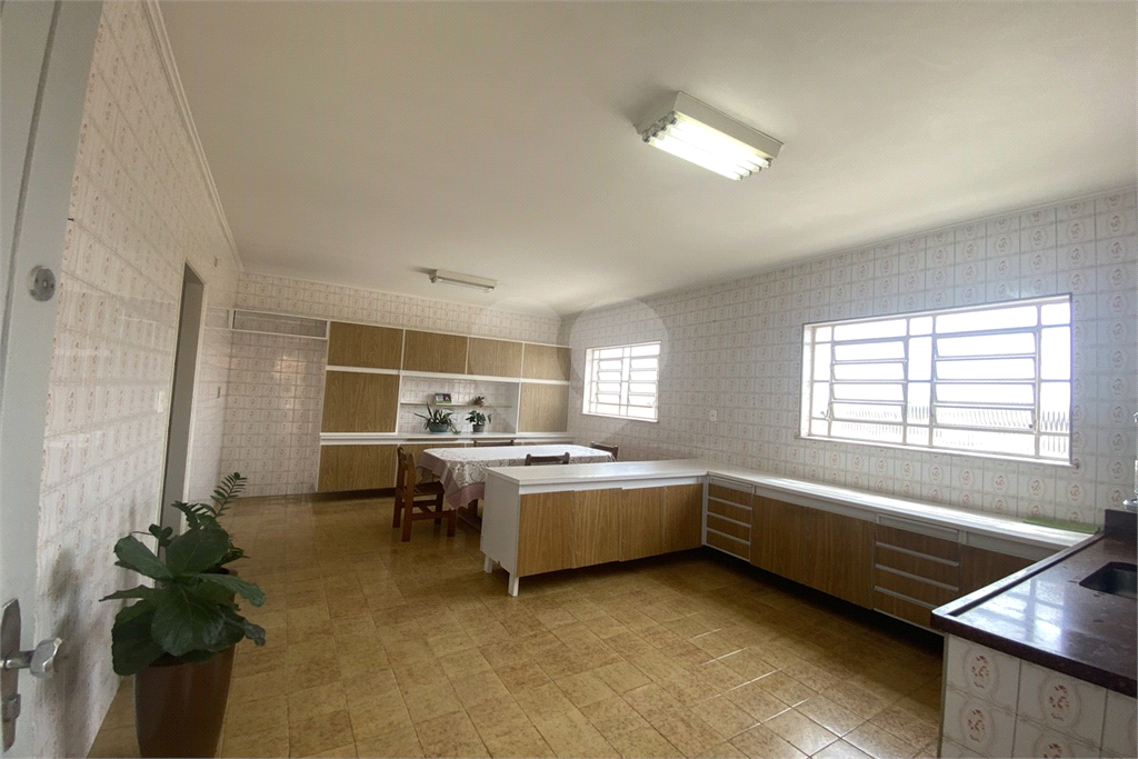 Sobrado com 228 m², 3 dormitórios e 6 vagas