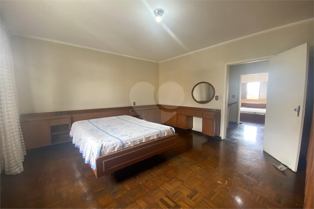 Sobrado com 228 m², 3 dormitórios e 6 vagas
