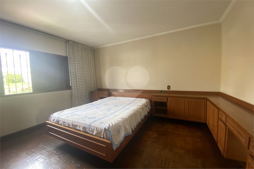 Sobrado com 228 m², 3 dormitórios e 6 vagas