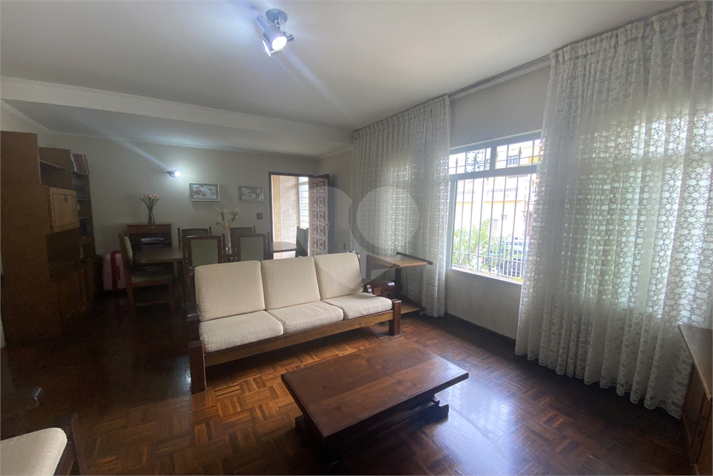 Sobrado com 228 m², 3 dormitórios e 6 vagas