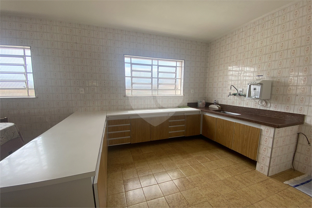 Sobrado com 228 m², 3 dormitórios e 6 vagas