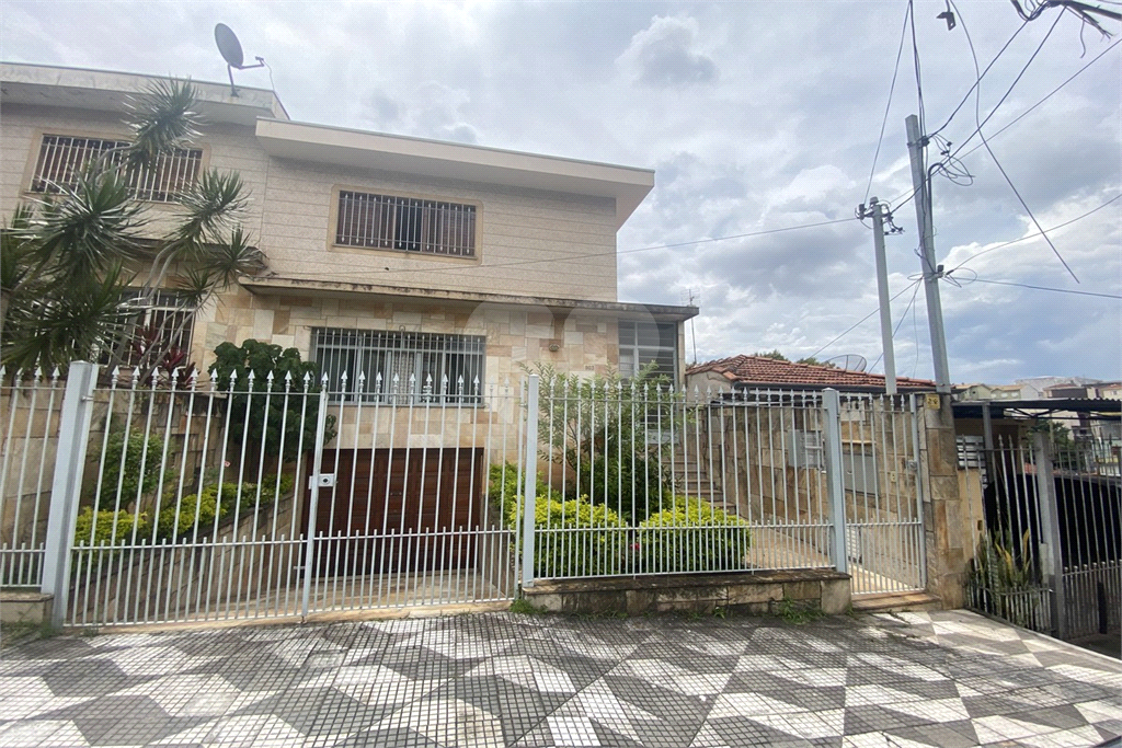 Sobrado com 228 m², 3 dormitórios e 6 vagas