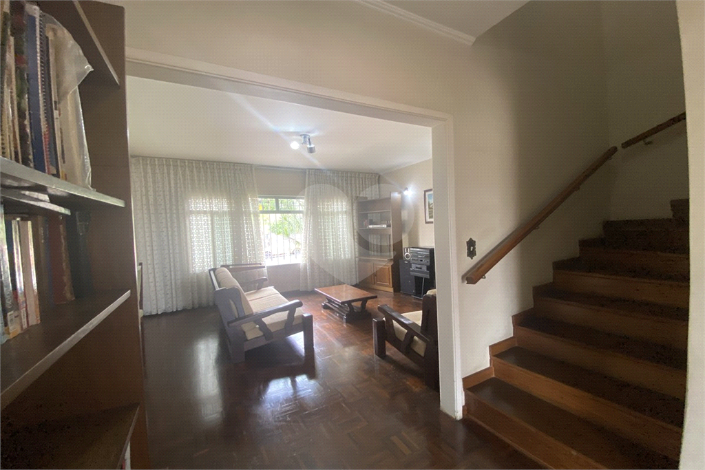 Sobrado com 228 m², 3 dormitórios e 6 vagas