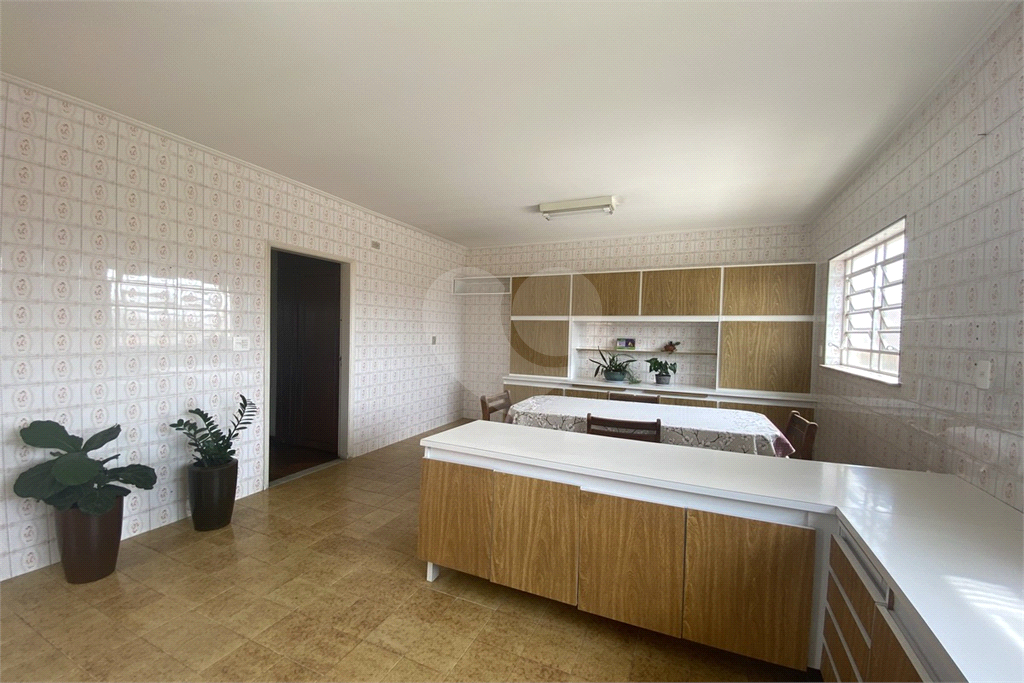 Sobrado com 228 m², 3 dormitórios e 6 vagas