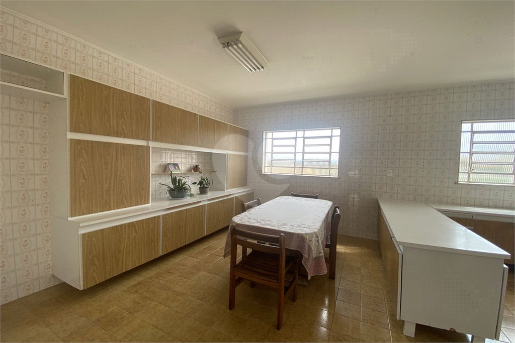 Sobrado com 228 m², 3 dormitórios e 6 vagas