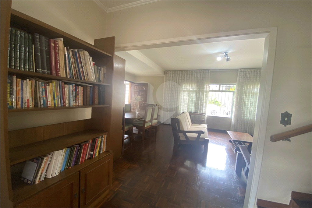 Sobrado com 228 m², 3 dormitórios e 6 vagas