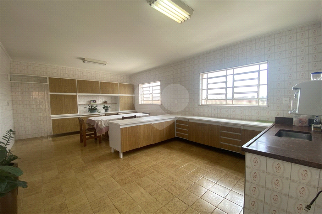 Sobrado com 228 m², 3 dormitórios e 6 vagas