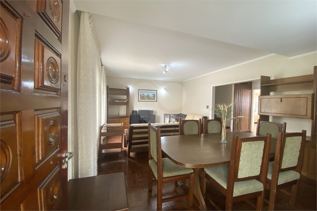 Sobrado com 228 m², 3 dormitórios e 6 vagas