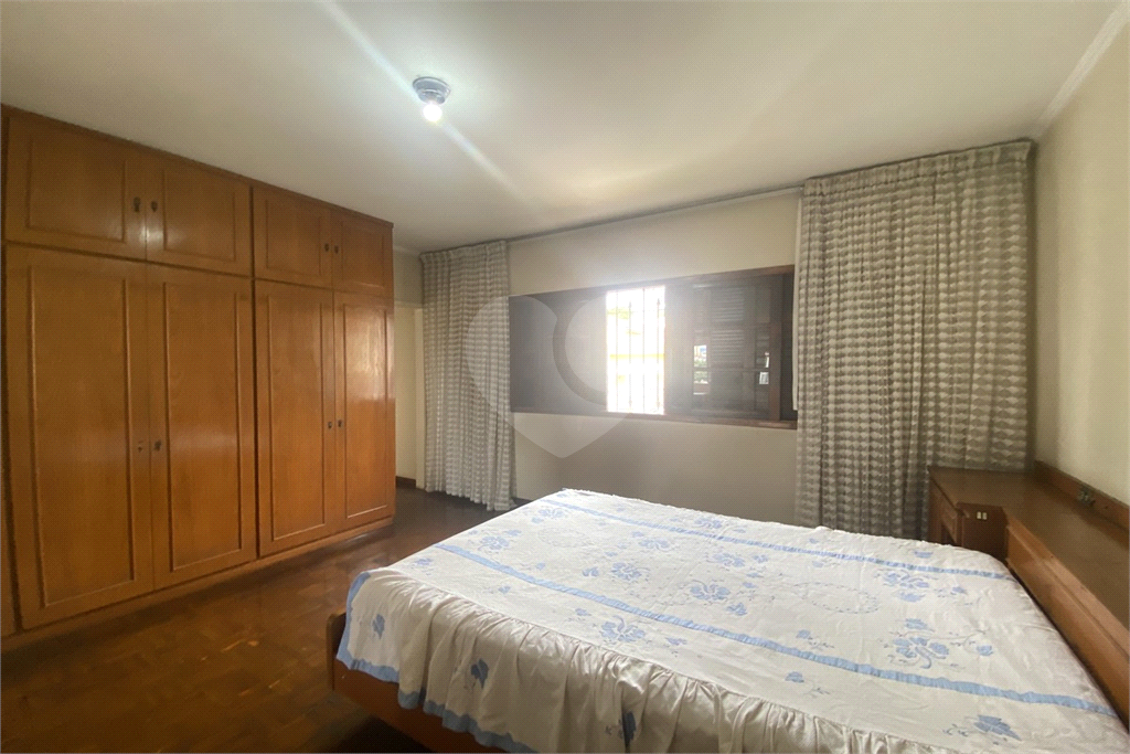 Sobrado com 228 m², 3 dormitórios e 6 vagas