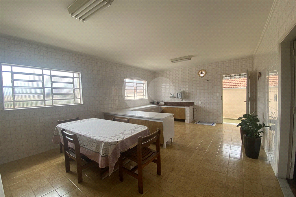 Sobrado com 228 m², 3 dormitórios e 6 vagas