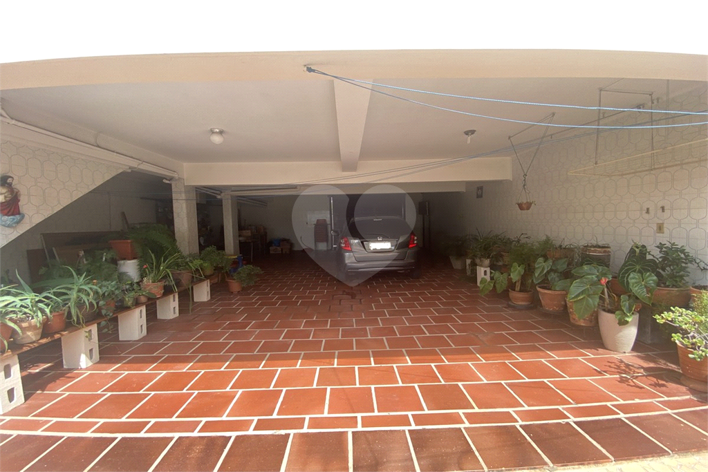 Sobrado com 228 m², 3 dormitórios e 6 vagas