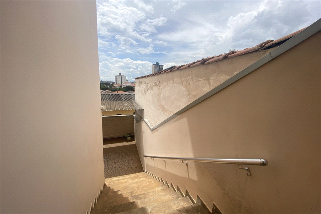 Sobrado com 228 m², 3 dormitórios e 6 vagas