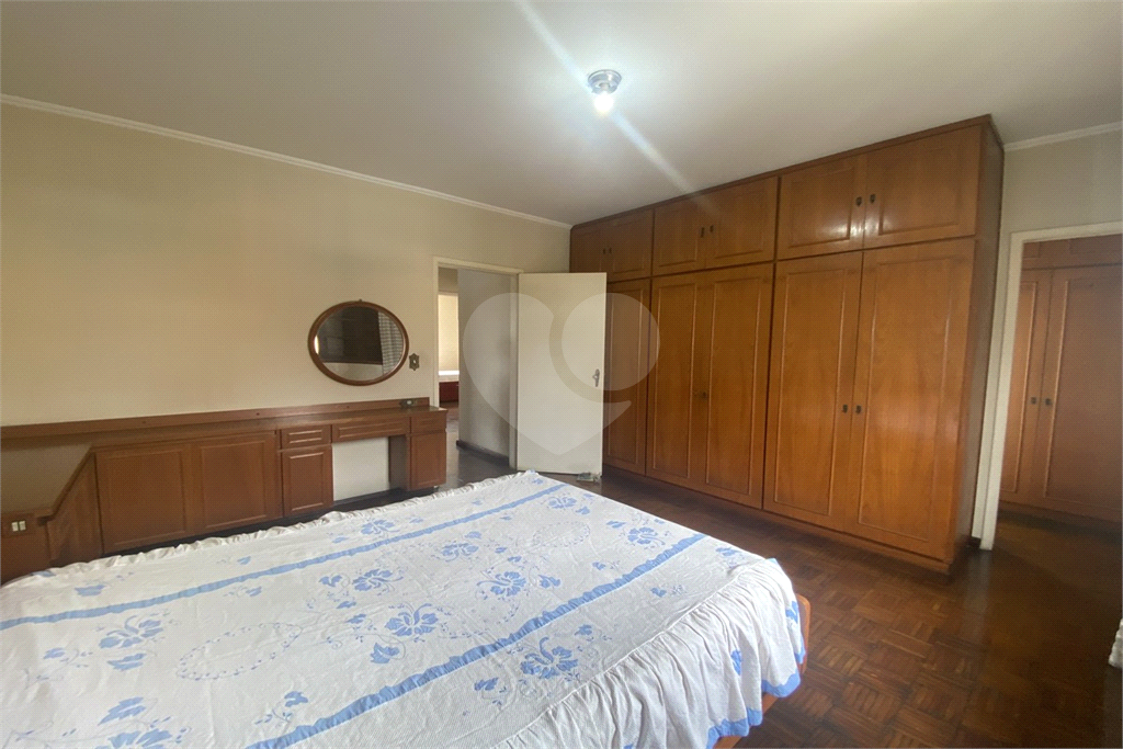 Sobrado com 228 m², 3 dormitórios e 6 vagas