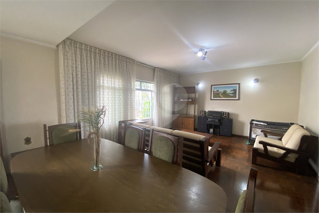Sobrado com 228 m², 3 dormitórios e 6 vagas