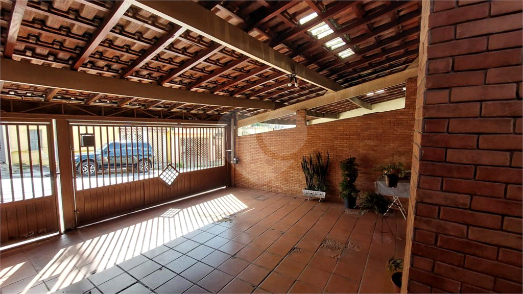 Casa Térrea c0m 03 dormitórios, 01 suíte e 02 vagas - Villa Santa Teresinha
