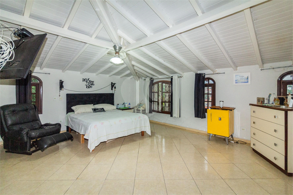 Casa com acessibilidade - 4 dorm sendo 1 c/suíte e closet e 1 c/ suíte, ampla sala, piscina