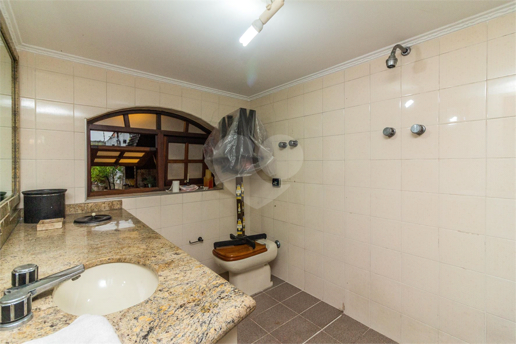 Casa com acessibilidade - 4 dorm sendo 1 c/suíte e closet e 1 c/ suíte, ampla sala, piscina