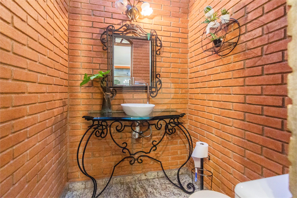 Casa com acessibilidade - 4 dorm sendo 1 c/suíte e closet e 1 c/ suíte, ampla sala, piscina