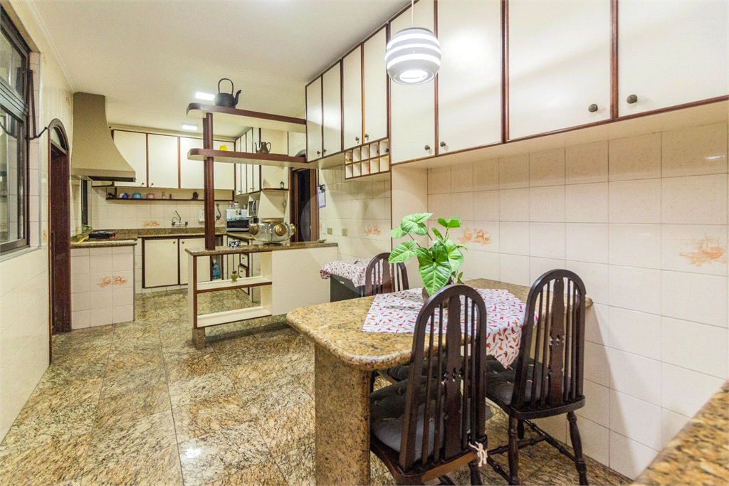 Casa com acessibilidade - 4 dorm sendo 1 c/suíte e closet e 1 c/ suíte, ampla sala, piscina