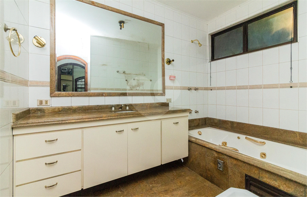 Casa com acessibilidade - 4 dorm sendo 1 c/suíte e closet e 1 c/ suíte, ampla sala, piscina