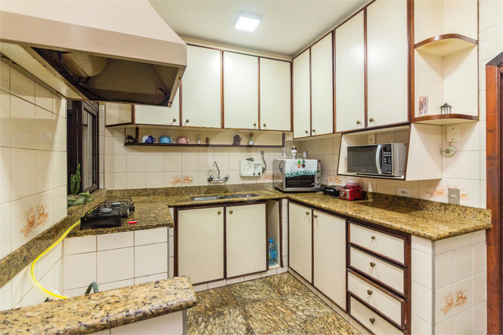 Casa com acessibilidade - 4 dorm sendo 1 c/suíte e closet e 1 c/ suíte, ampla sala, piscina