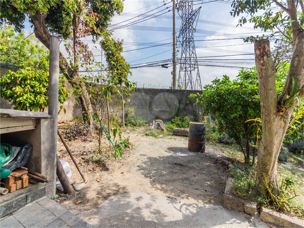 Terreno de esquina, plano com 338 metros.