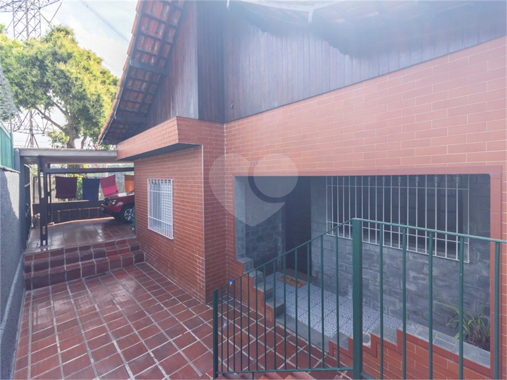 Terreno de esquina, plano com 338 metros.