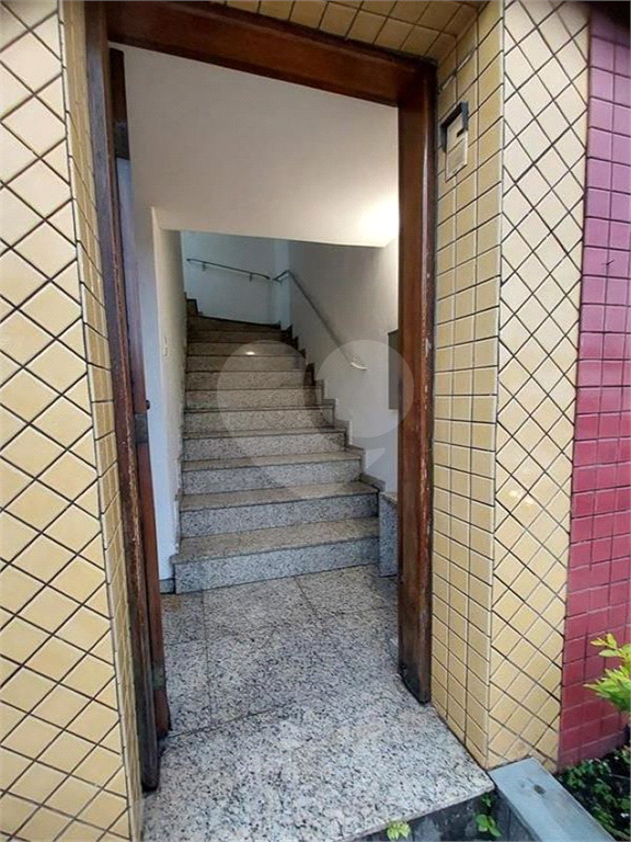 Sobrado para uso comercial/residencial, com 3 pavimentos.
700 metros do metrô Tucuruvi