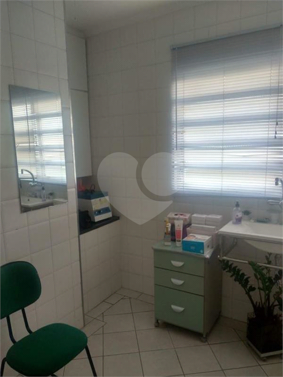 Sobrado para uso comercial/residencial, com 3 pavimentos.
700 metros do metrô Tucuruvi