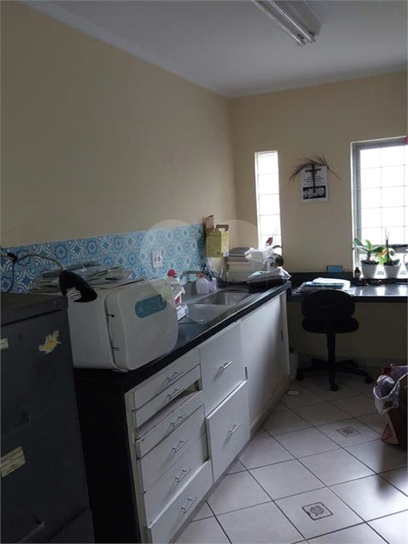 Sobrado para uso comercial/residencial, com 3 pavimentos.
700 metros do metrô Tucuruvi