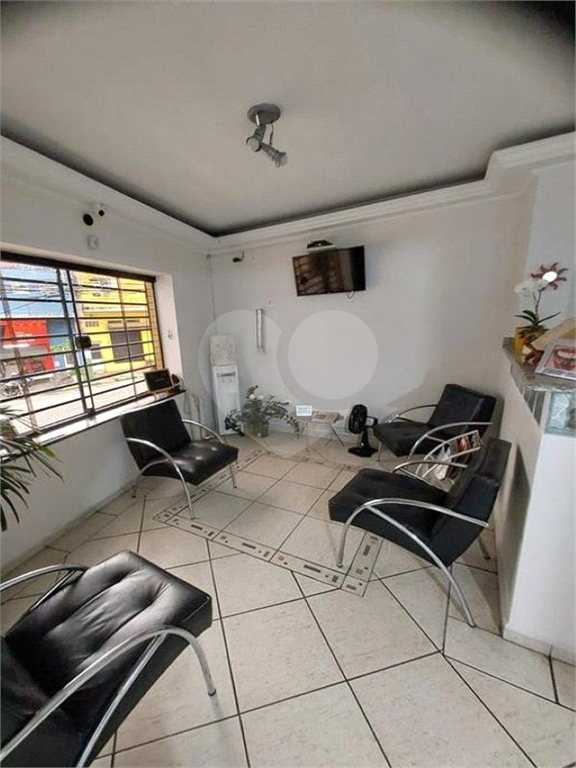 Sobrado para uso comercial/residencial, com 3 pavimentos.
700 metros do metrô Tucuruvi